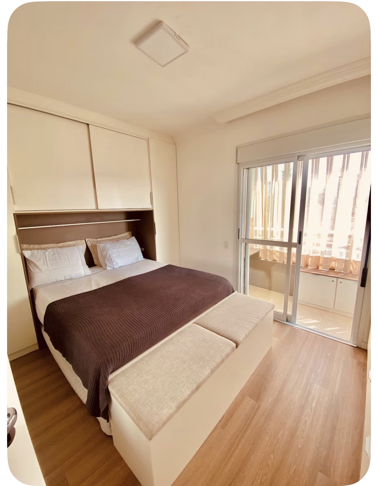 Suíte com cama Queen e acesso à sacada