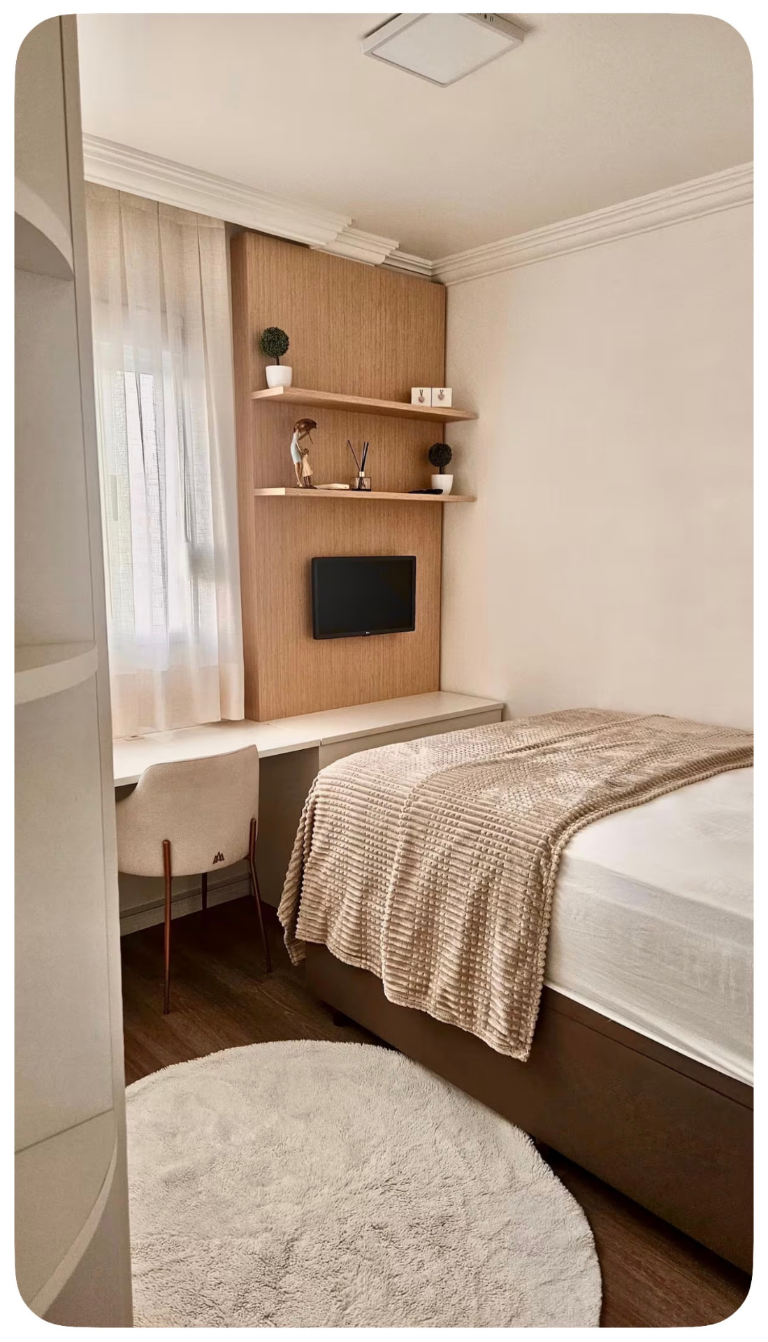 Quarto com escrivaninha, TV e espaço para trabalho