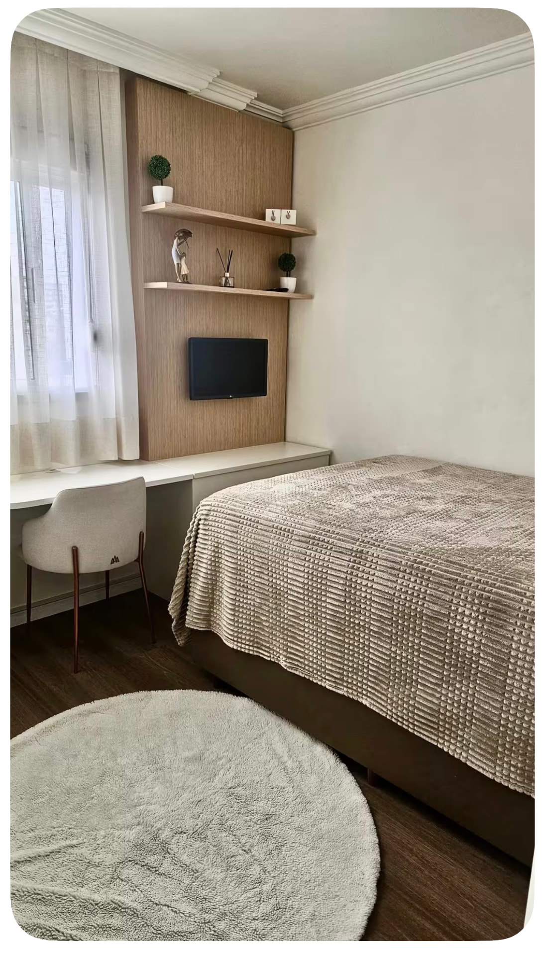 Espaço de trabalho no quarto com prateleiras decorativas