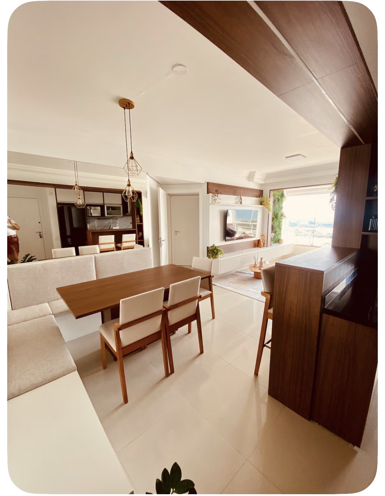 Living e jantar integrados com vista para a sacada