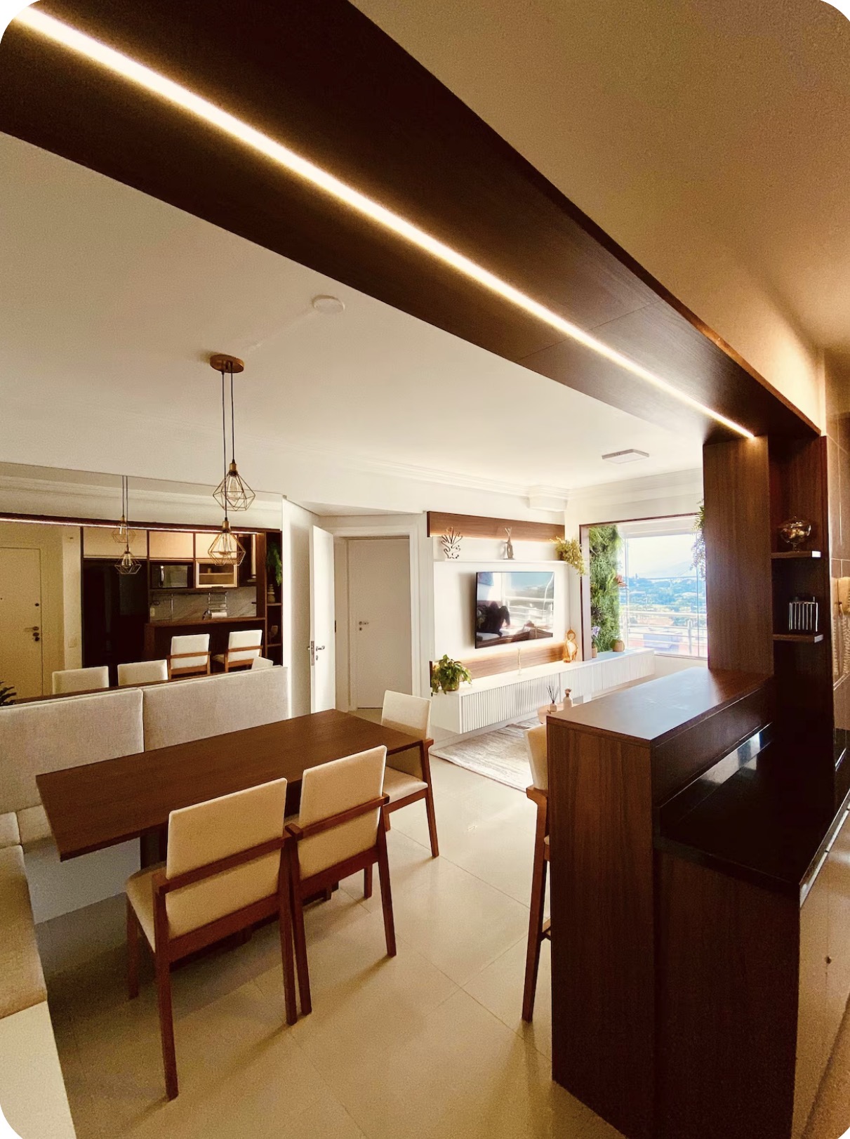 Sala de jantar integrada com iluminação embutida