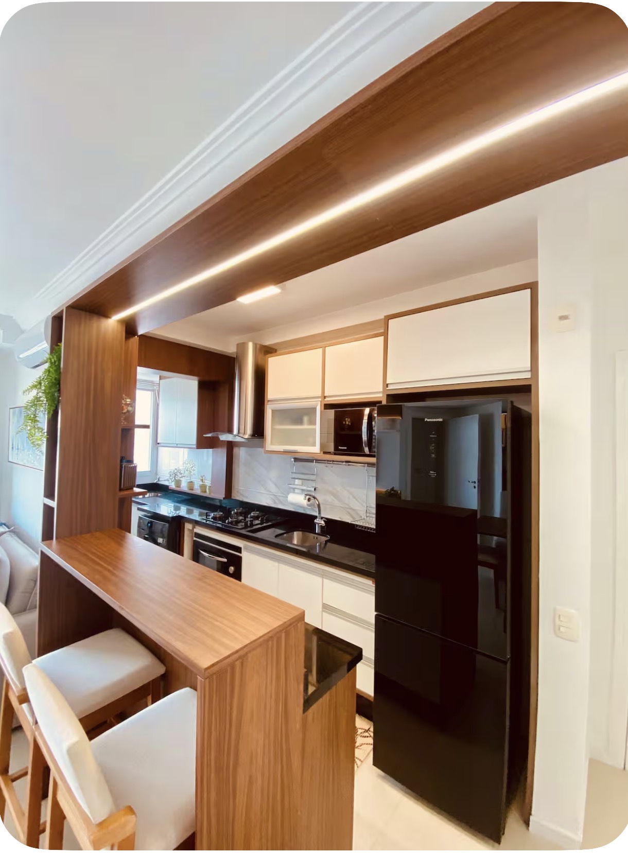 Bancada da cozinha americana com banquetas