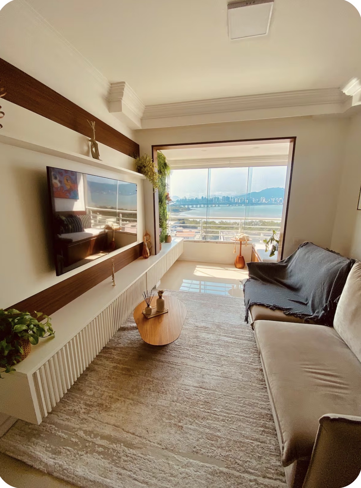 Living integrado com Smart TV e luz natural
