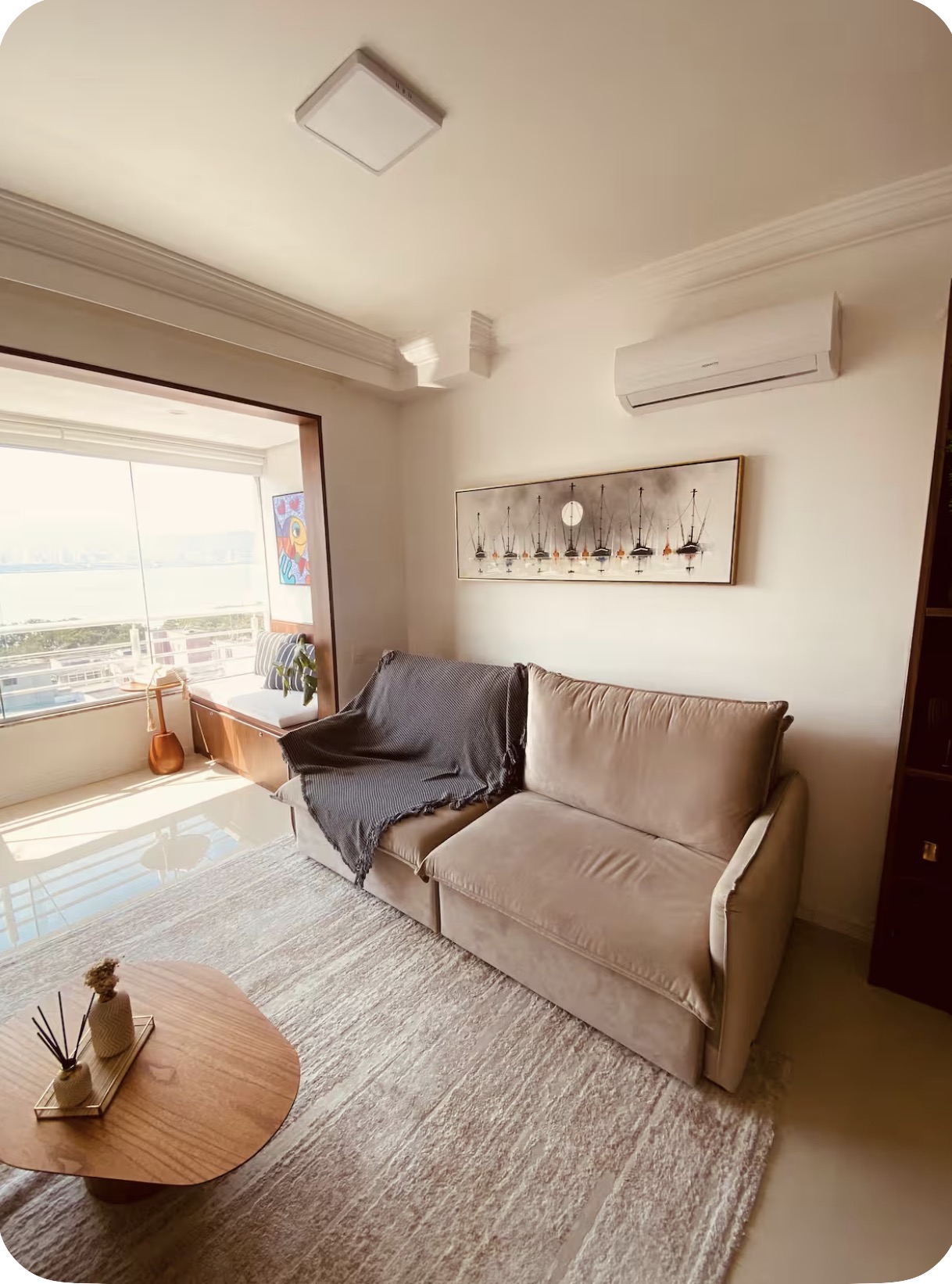 Sofá confortável e quadro decorativo na sala