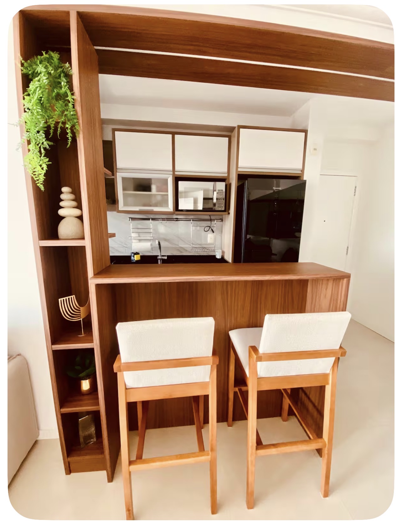 Cozinha americana com estante de madeira